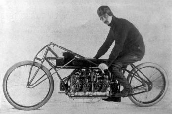 Curtiss sobre su motocicleta V-8 en Ormond Beach (1907)